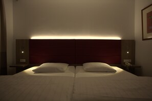 Habitación doble | Ropa de cama de alta calidad y caja de seguridad en la habitación 