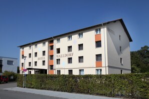 Un edificio de hotel de varios pisos con el nombre "WALDLORF HOTEL" en su fachada.
