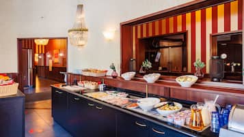 Desayuno buffet (EUR 18.25 por persona)