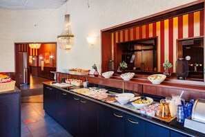 Daily buffet breakfast for a fee - Bastion Hotel Apeldoorn Het Loo (Apeldoorn)