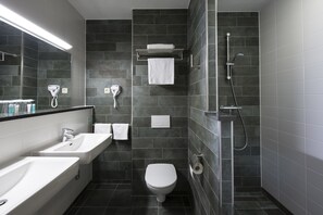 Suite junior, 1 cama King size | Baño | Regadera, amenidades de baño gratuitas, secadora de cabello, toallas 