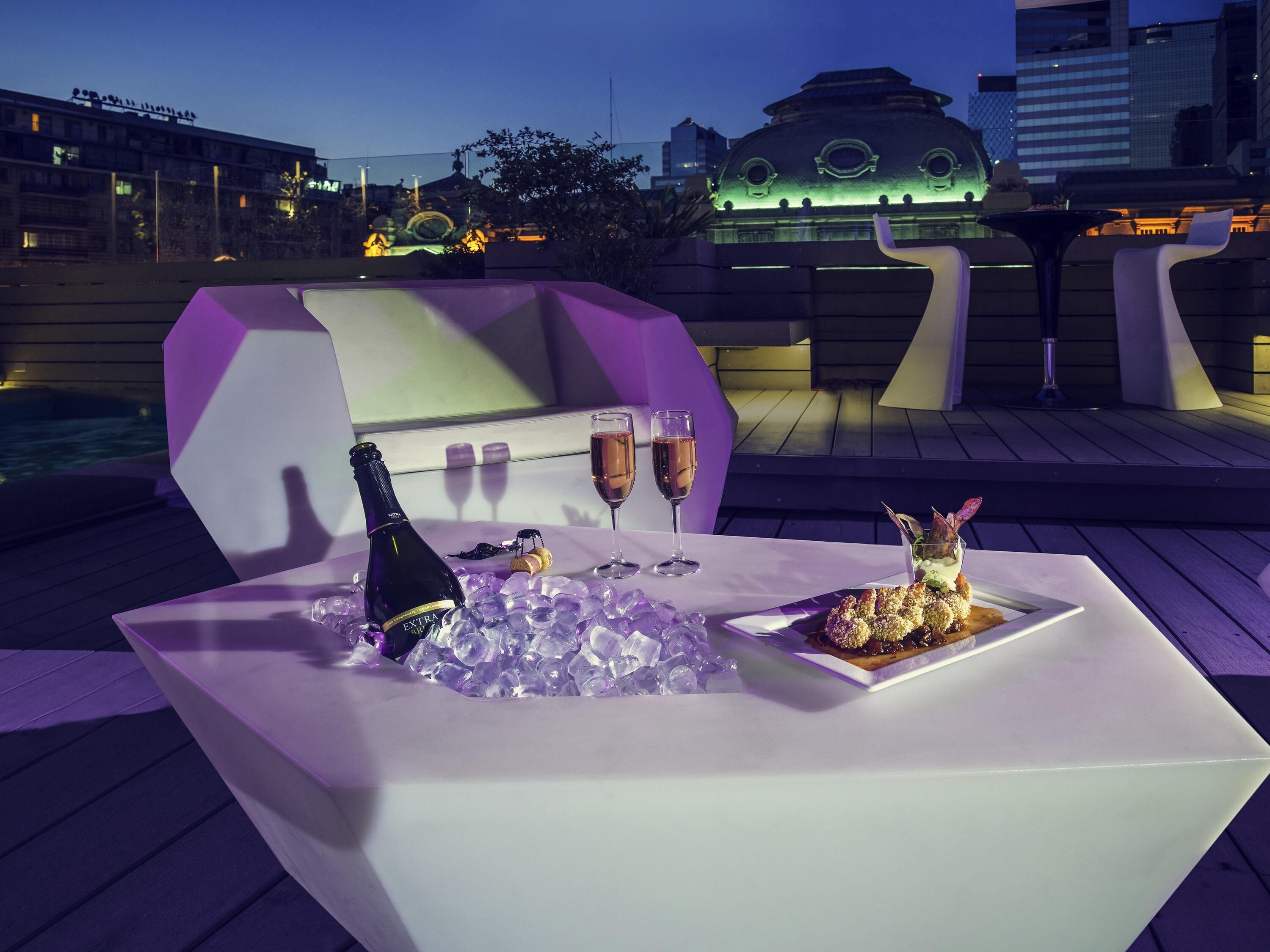 Nhìn ra hồ bơi, mở cửa hàng ngày 