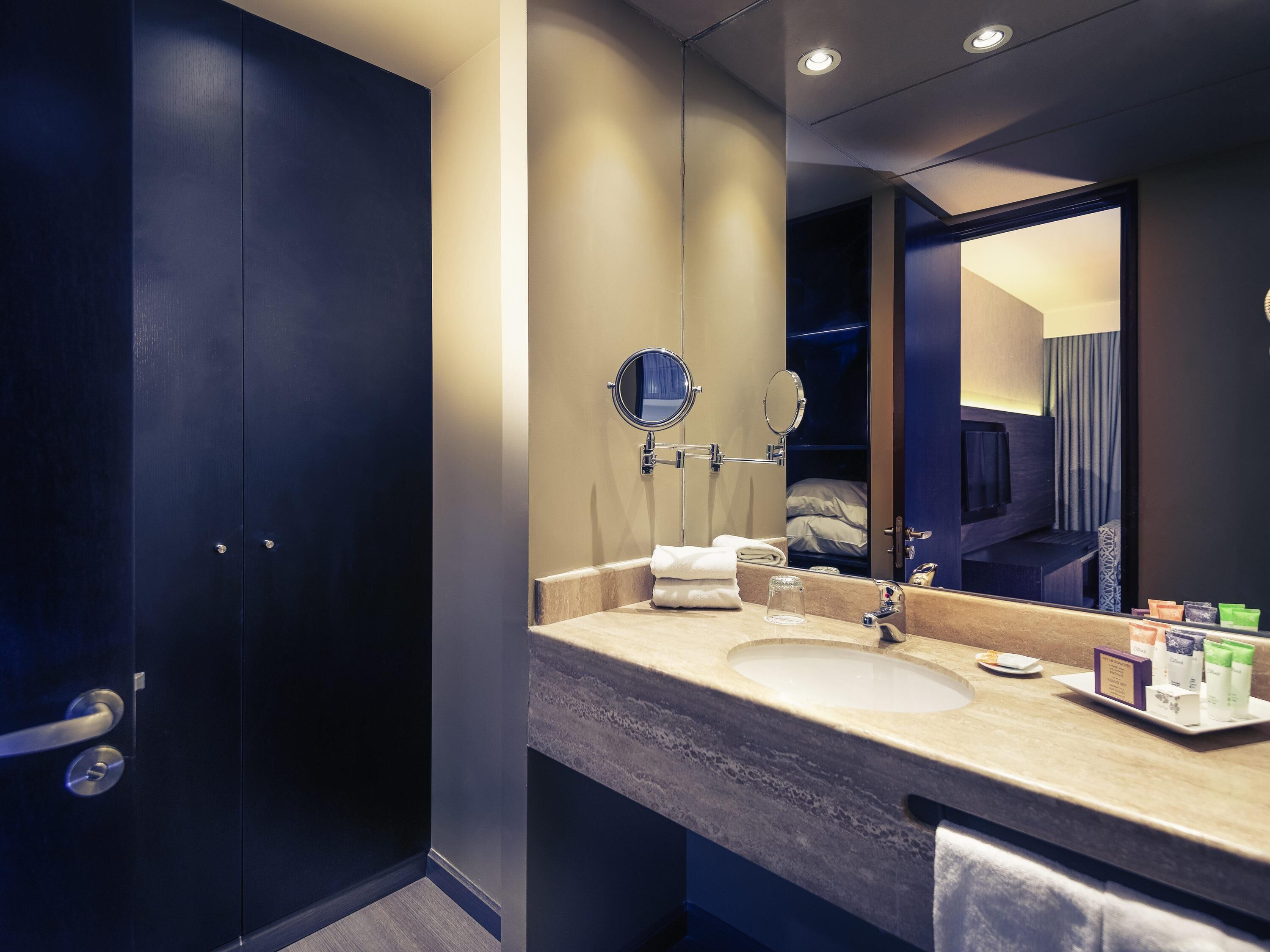 Edredons de pluma, camas Tempur-Pedic, frigobar, cofres nos quartos