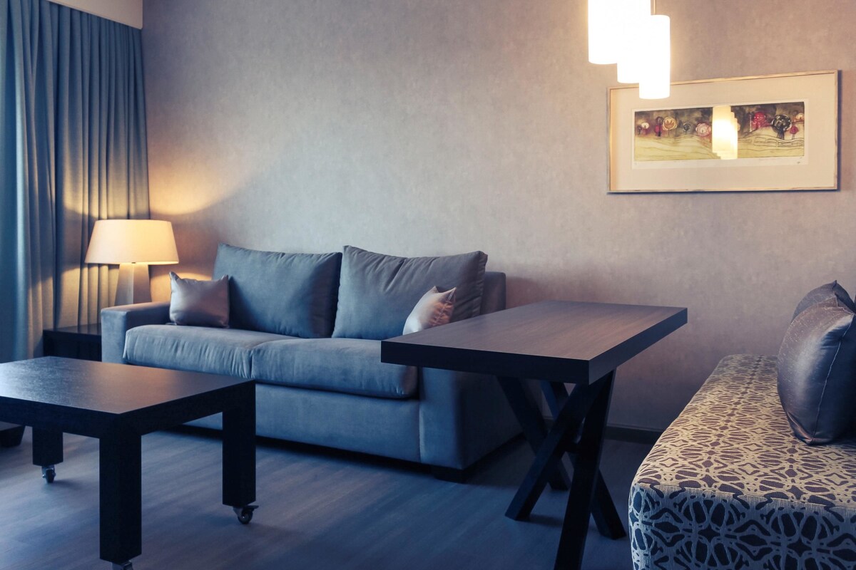 Suite – junior, 1 queensize-seng | Dundyner, Tempur-Pedic-senger, minibar og safe på rommet