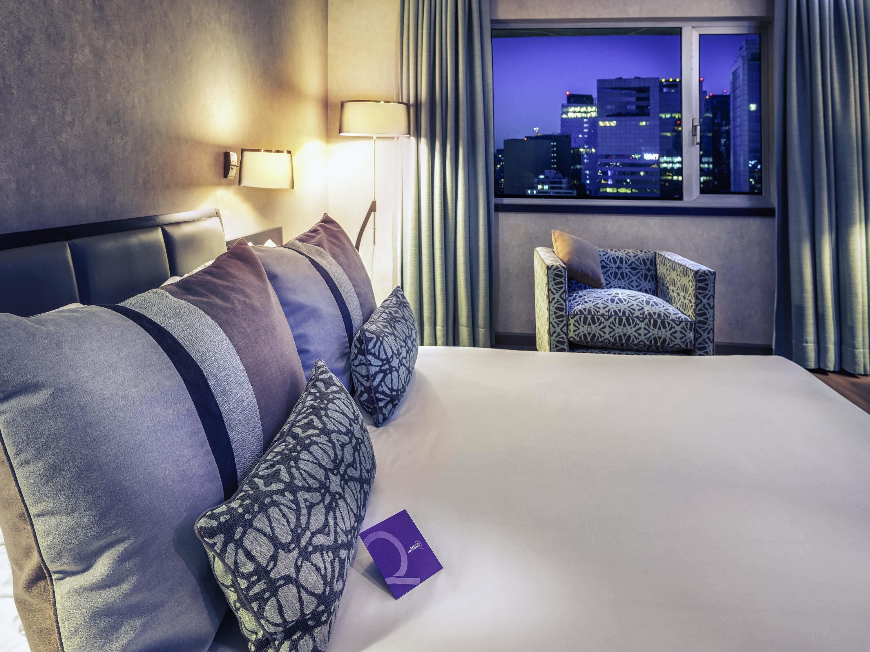 Rom – superior, 1 queensize-seng | Dundyner, Tempur-Pedic-senger, minibar og safe på rommet