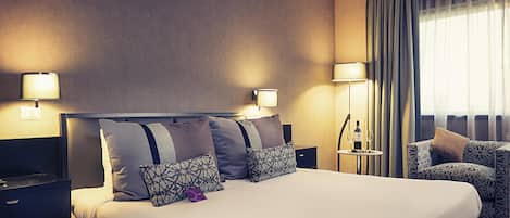 Edredons de pluma, camas Tempur-Pedic, frigobar, cofres nos quartos