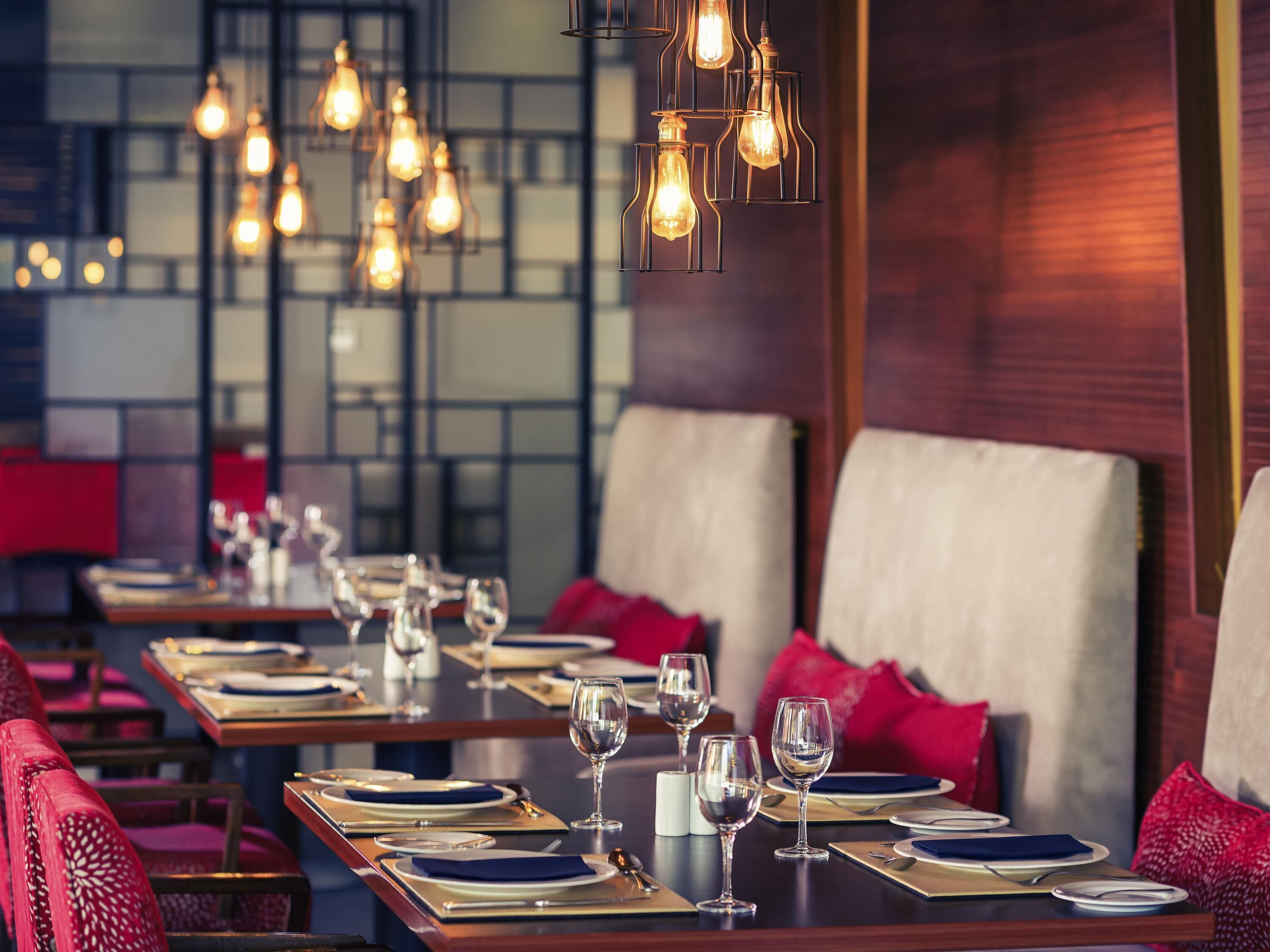 Serveert ontbijt, lunch, diner, internationale gerechten 