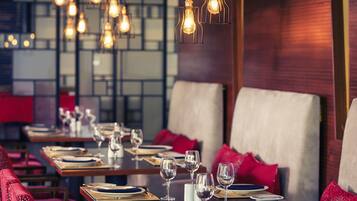 Serveert ontbijt, lunch, diner, internationale gerechten