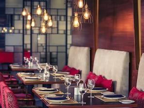 Breakfast, lunch, dinner served; international cuisine  - Mercure Santiago Centro (Santiago)