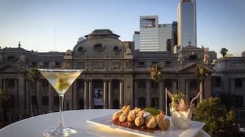 Phục vụ bữa sáng, bữa trưa, bữa tối, món ăn mang phong cách quốc tế