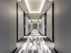 クラシック ルーム シングルベッド 2 台 | 羽毛の掛け布団、テンピュール、ミニバー、セーフティボックス (室内)