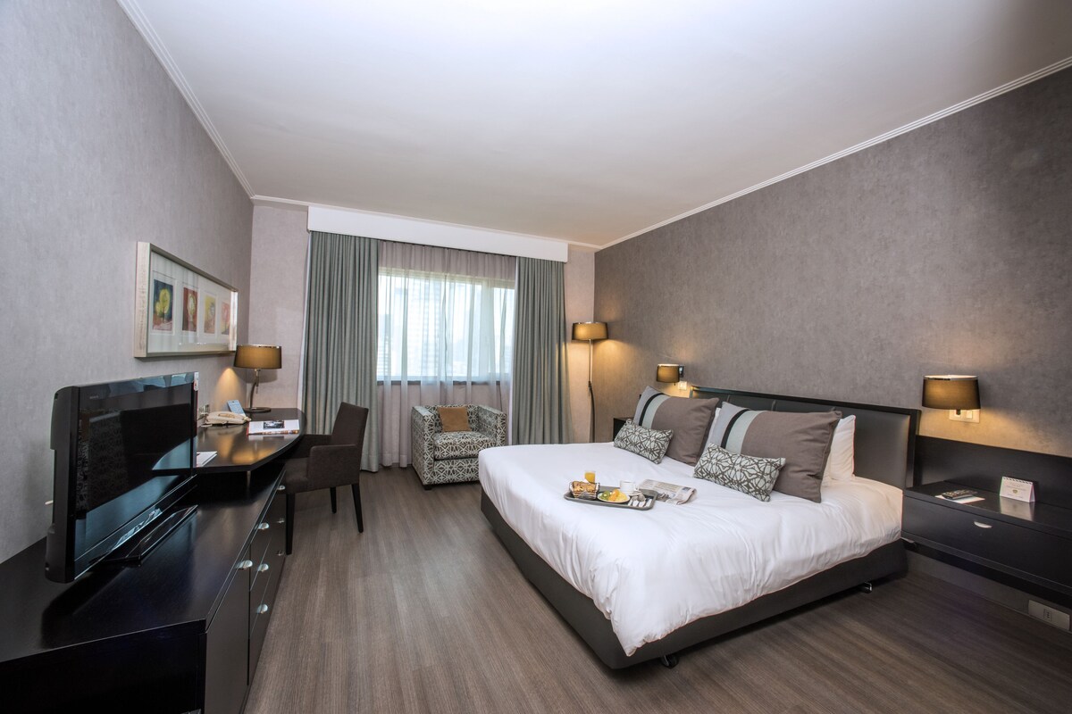 Rom – superior, 1 queensize-seng | Dundyner, Tempur-Pedic-senger, minibar og safe på rommet