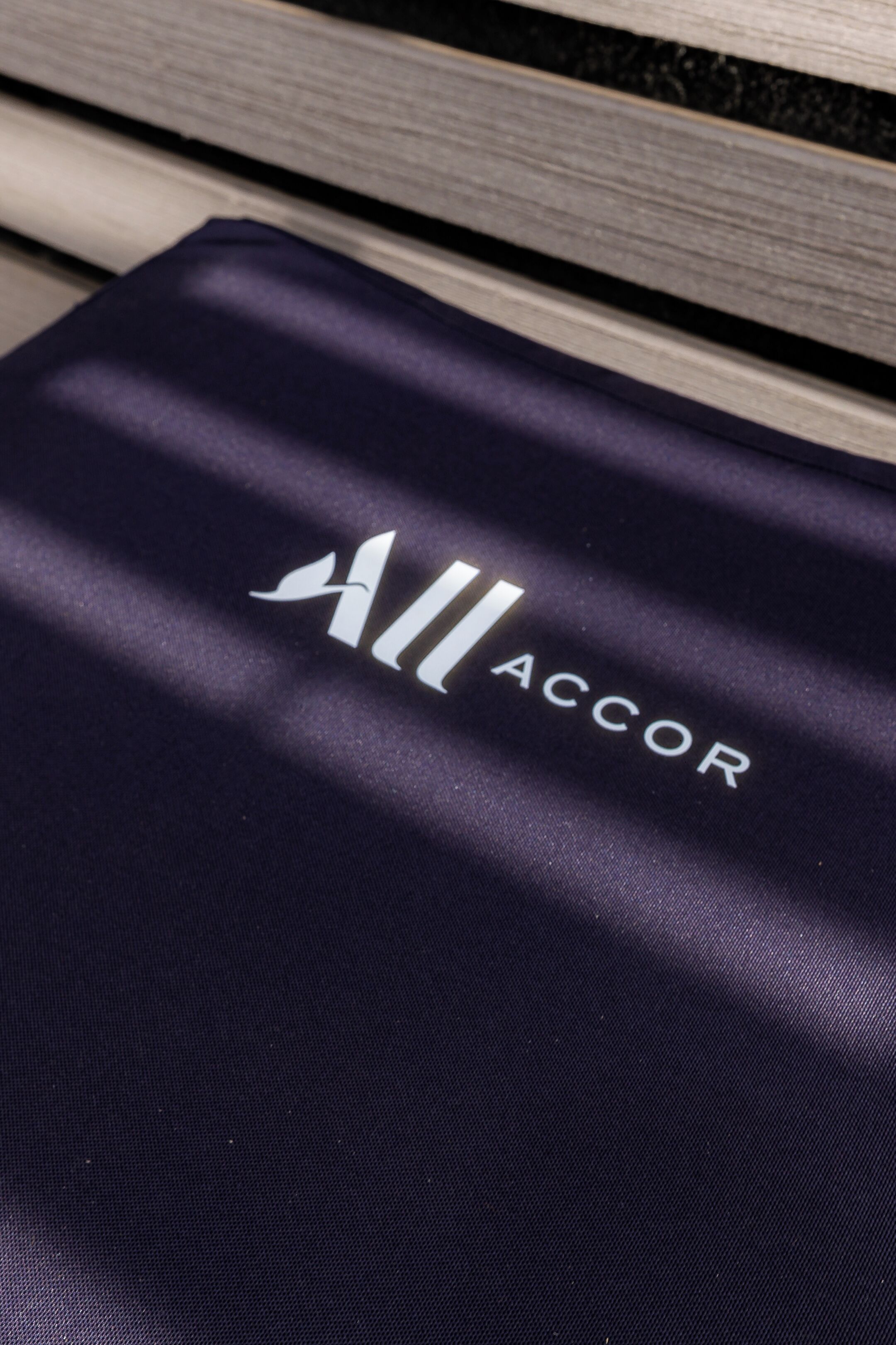 Een donkere stof met de tekst 'ACCOR'.
