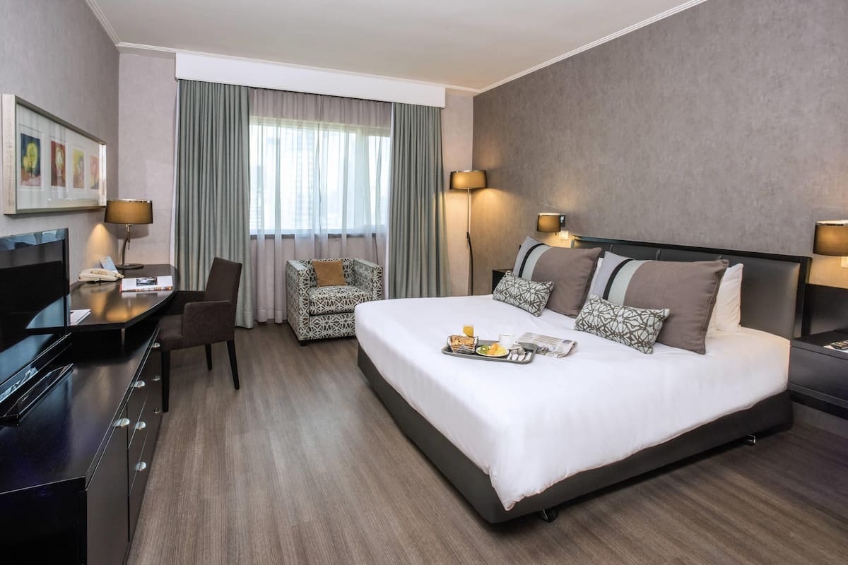 Habitación superior, 1 cama Queen size | Edredón, camas Tempur-Pedic y minibar