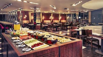 供應早餐、午餐和晚餐,國際料理