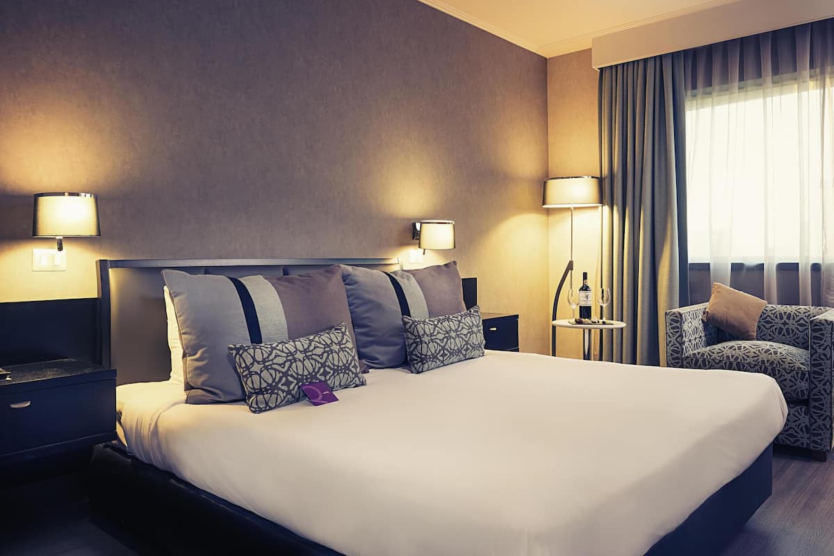 Cubrecamas, colchones Tempur-Pedic y minibar