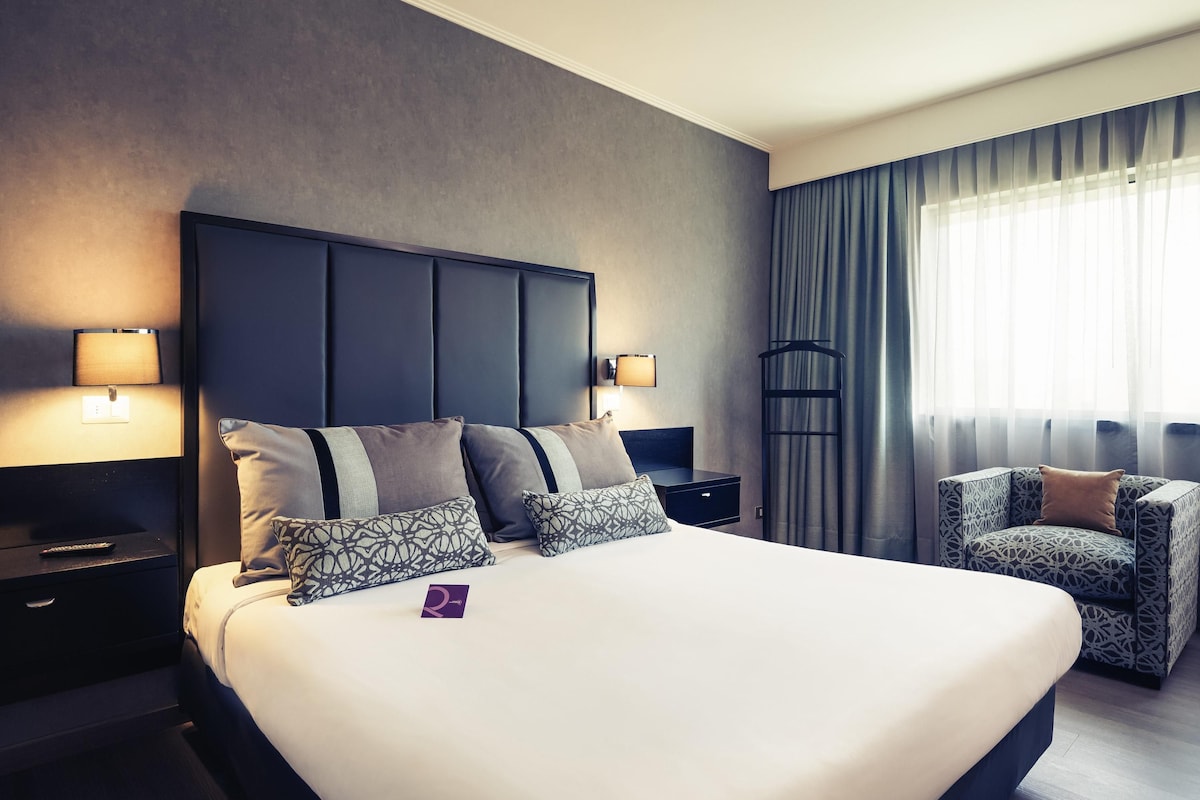 Suite – junior, 1 queensize-seng | Dundyner, Tempur-Pedic-senger, minibar og safe på rommet