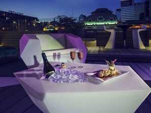 Pool views, open daily - Mercure Santiago Centro (Santiago)