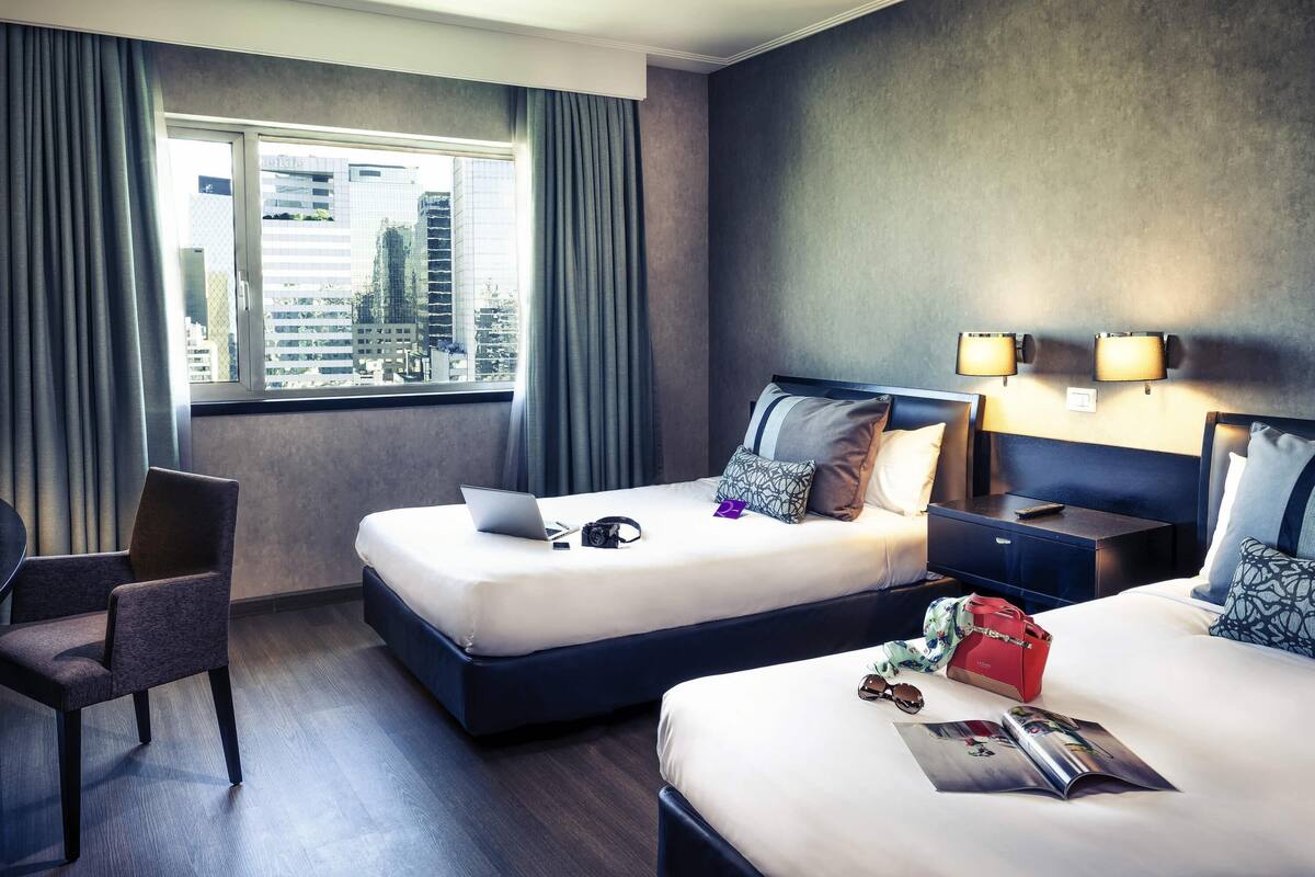 Habitación superior, 2 camas matrimoniales | Edredón, camas Tempur-Pedic y minibar 