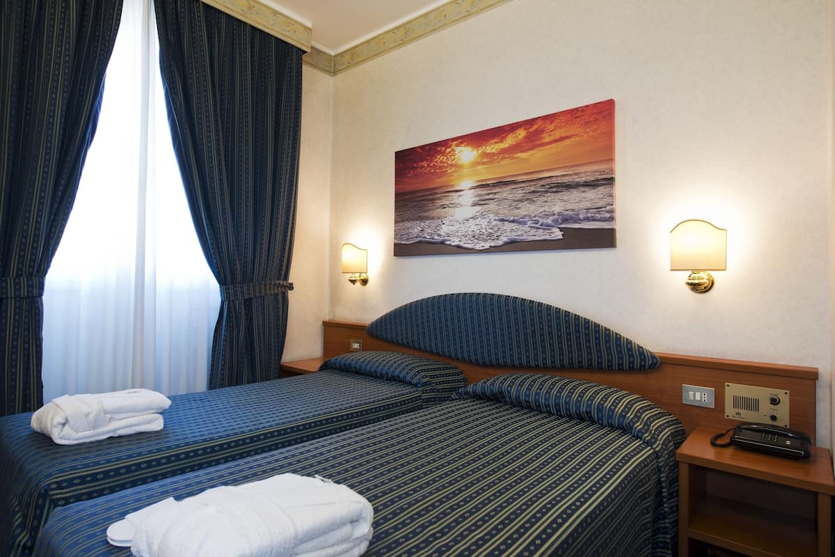 Twin kamer | Italiaanse Frette-lakens, luxe beddengoed, donzen dekbedden, een minibar