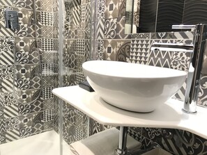 Deep soaking tub, rainfall showerhead, free toiletries, hair dryer - Hotel Mec (Milan)
