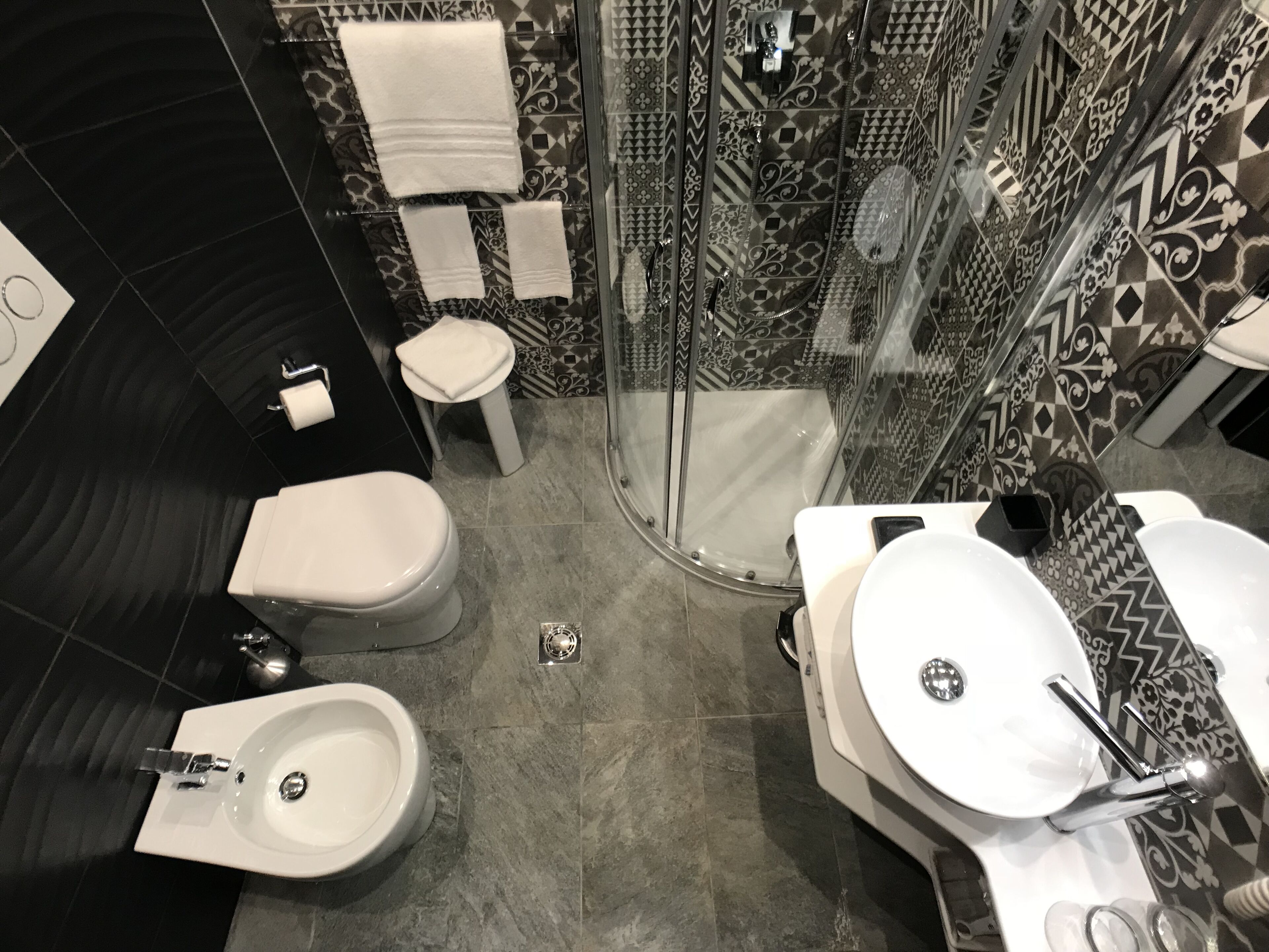 Un baño moderno con inodoro, bidé y lavamanos.