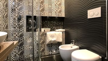 Komfortbadewanne, Regendusche, kostenlose Toilettenartikel, Haartrockner
