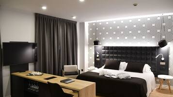 Minibar, coffres-forts dans les chambres, bureau