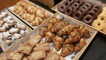 Esmorzar diari d'estil bufet (12 EUR per persona)