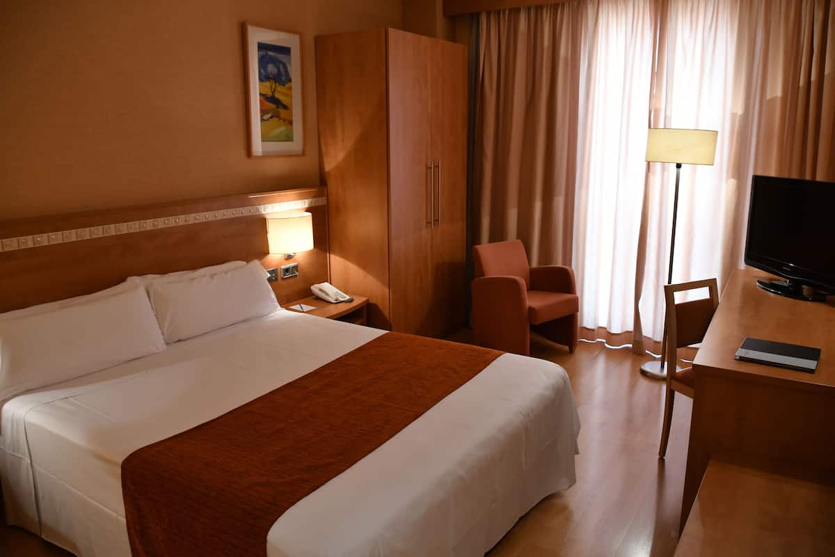 minibar, in-room safe, desk, laptop workspace