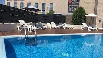 Seasonal outdoor pool, pool umbrellas, sun loungers
