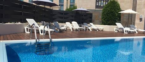 Piscine extérieure (ouverte en saison), parasols de plage