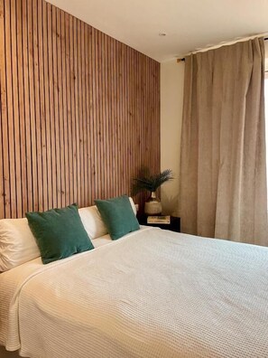 Escritorio, cortinas opacas, wifi gratis y accesible en silla de ruedas