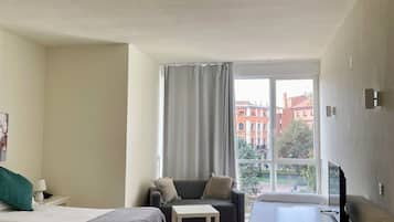 Quadruple Room With Four Single Beds | Schreibtisch, Verdunkelungsvorhänge, kostenloses WLAN, Rollstuhlgeeignet
