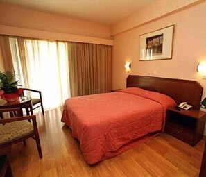 Safe på rommet, skrivebord, blendingsgardiner og lydisolert