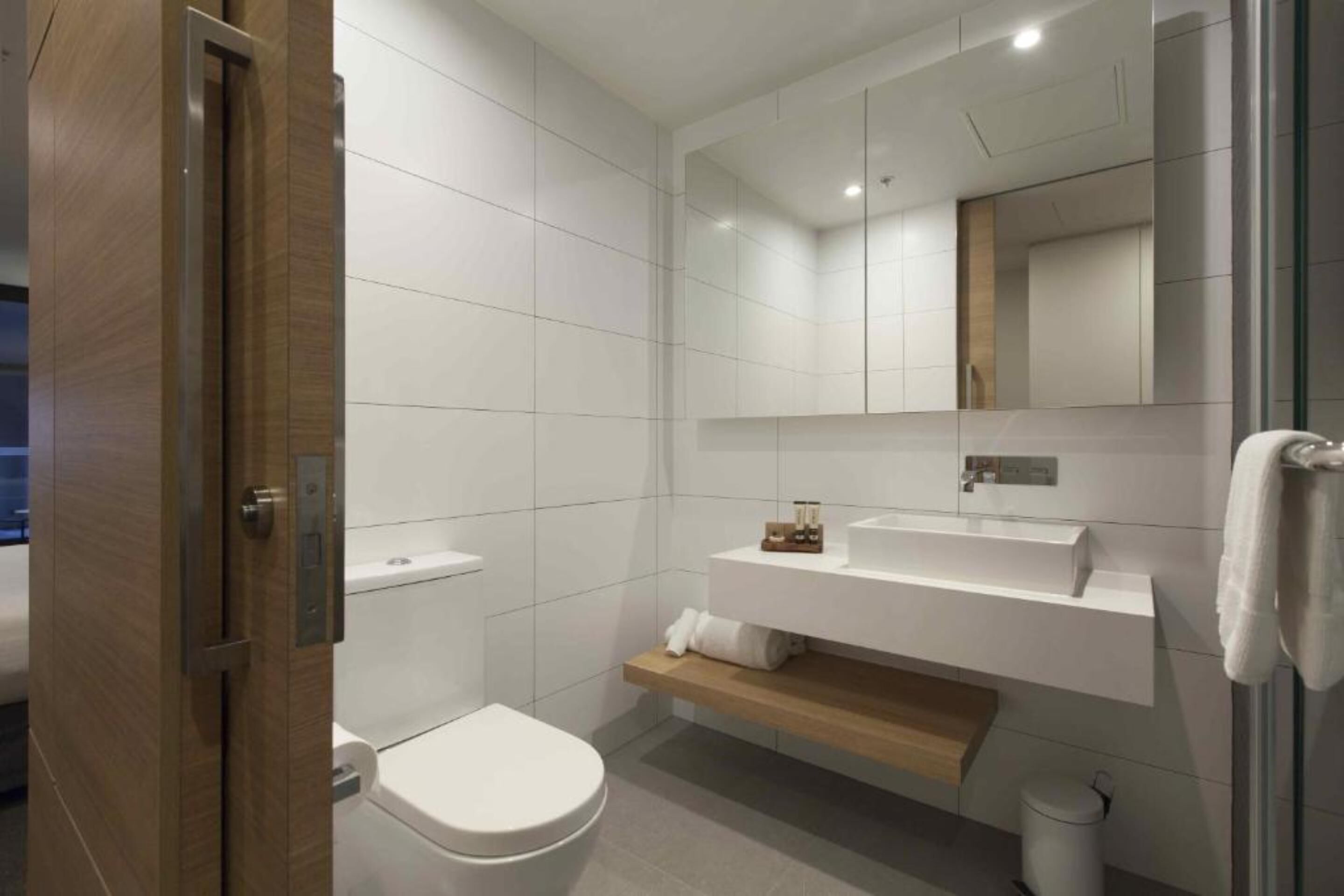 jasper suite | bathroom | shower, free toiletries, hair dryer, towels