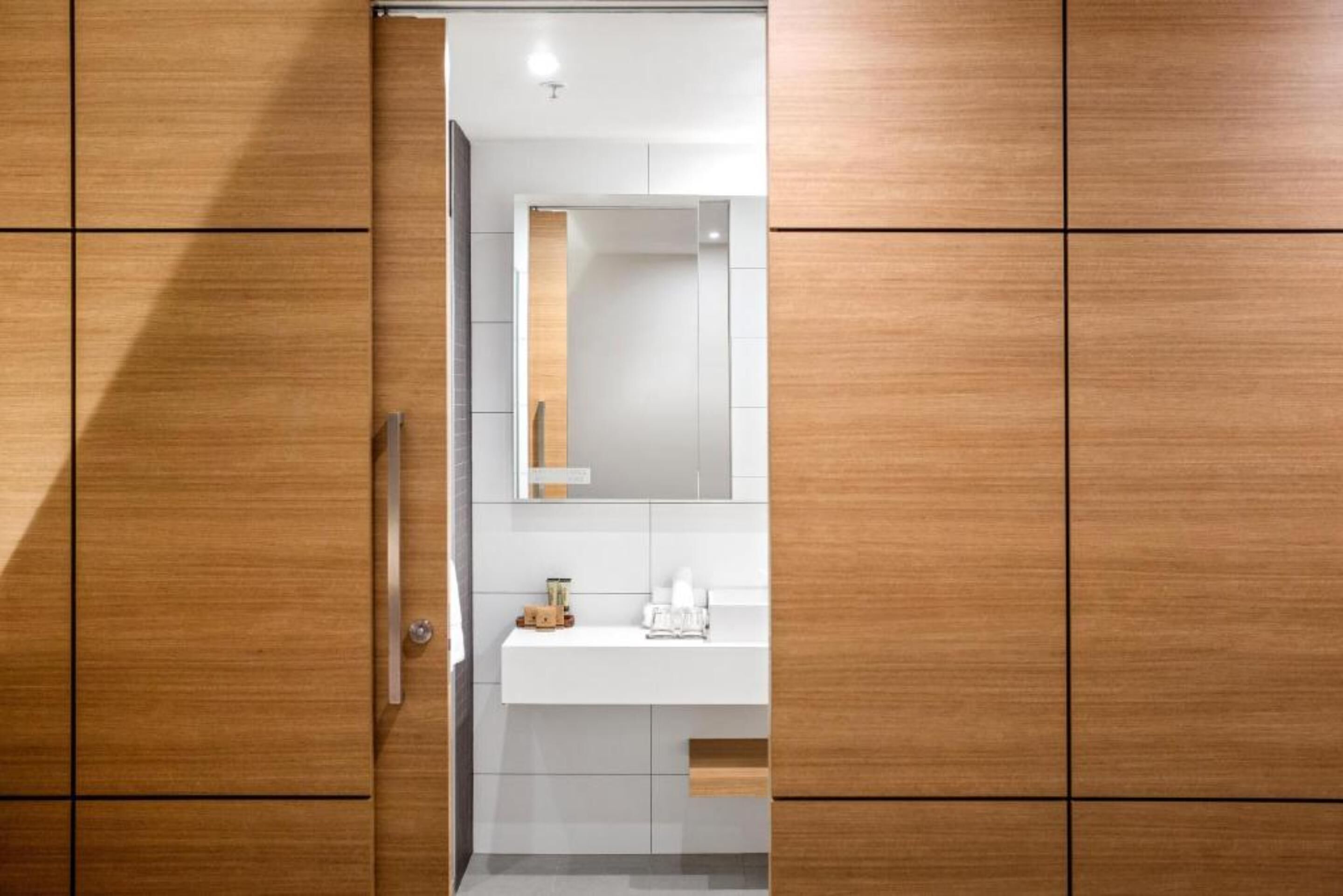 jasper suite | bathroom | shower, free toiletries, hair dryer, towels