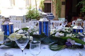 Se sirven desayunos y almuerzos; cocina marroquí; junto a la piscina