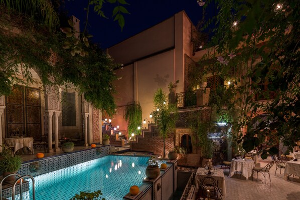 Una piscina al aire libre