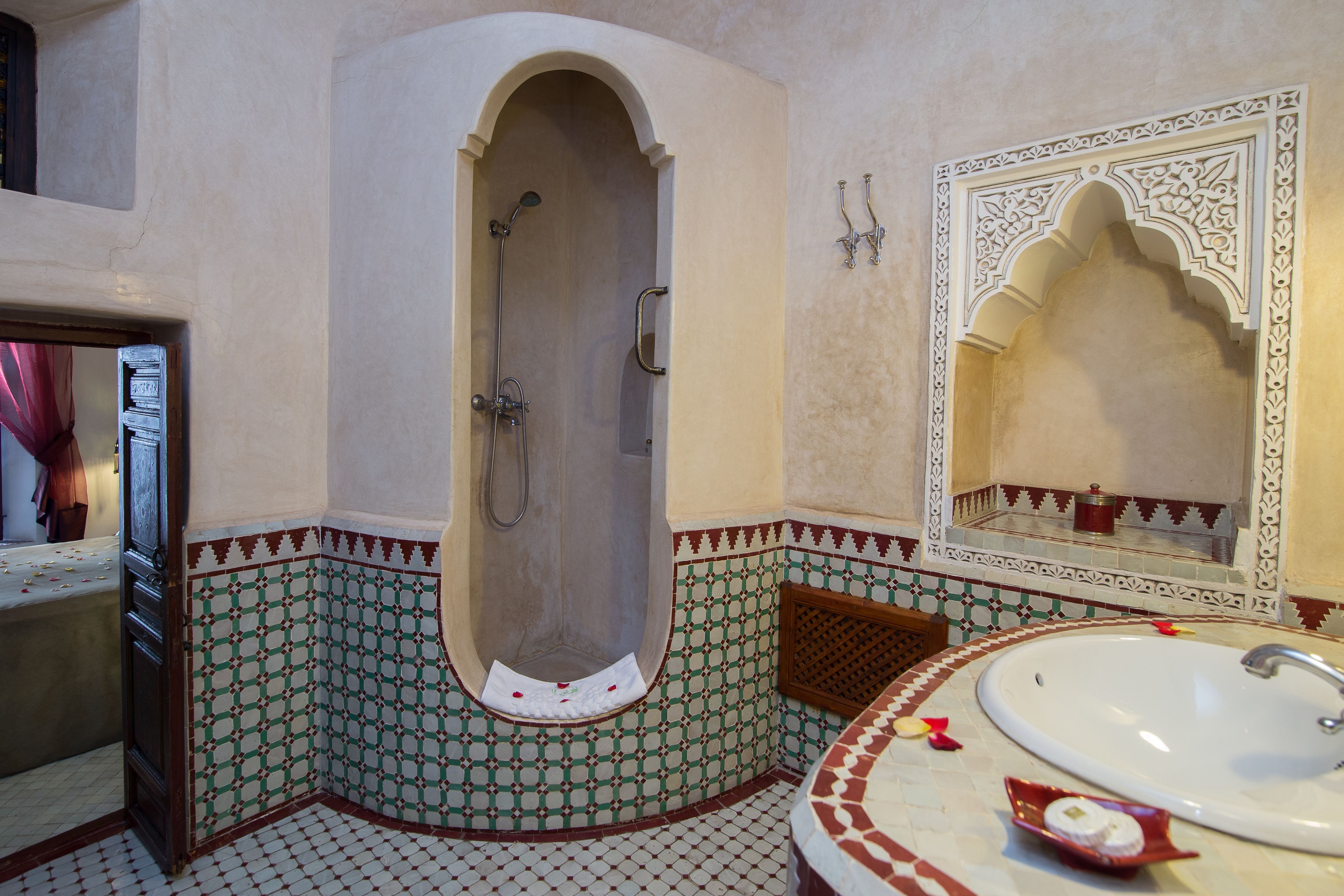Un baño con bañera, lavabo y azulejos decorativos.