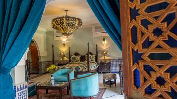 Suite, Terraza | Minibar, caja de seguridad en la habitación, wifi gratis y ropa de cama