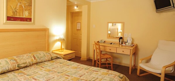 Caja de seguridad en la habitación, escritorio y cortinas blackout 