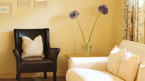 Double Room | Living room - Bishops Inn (Port Elizabeth)