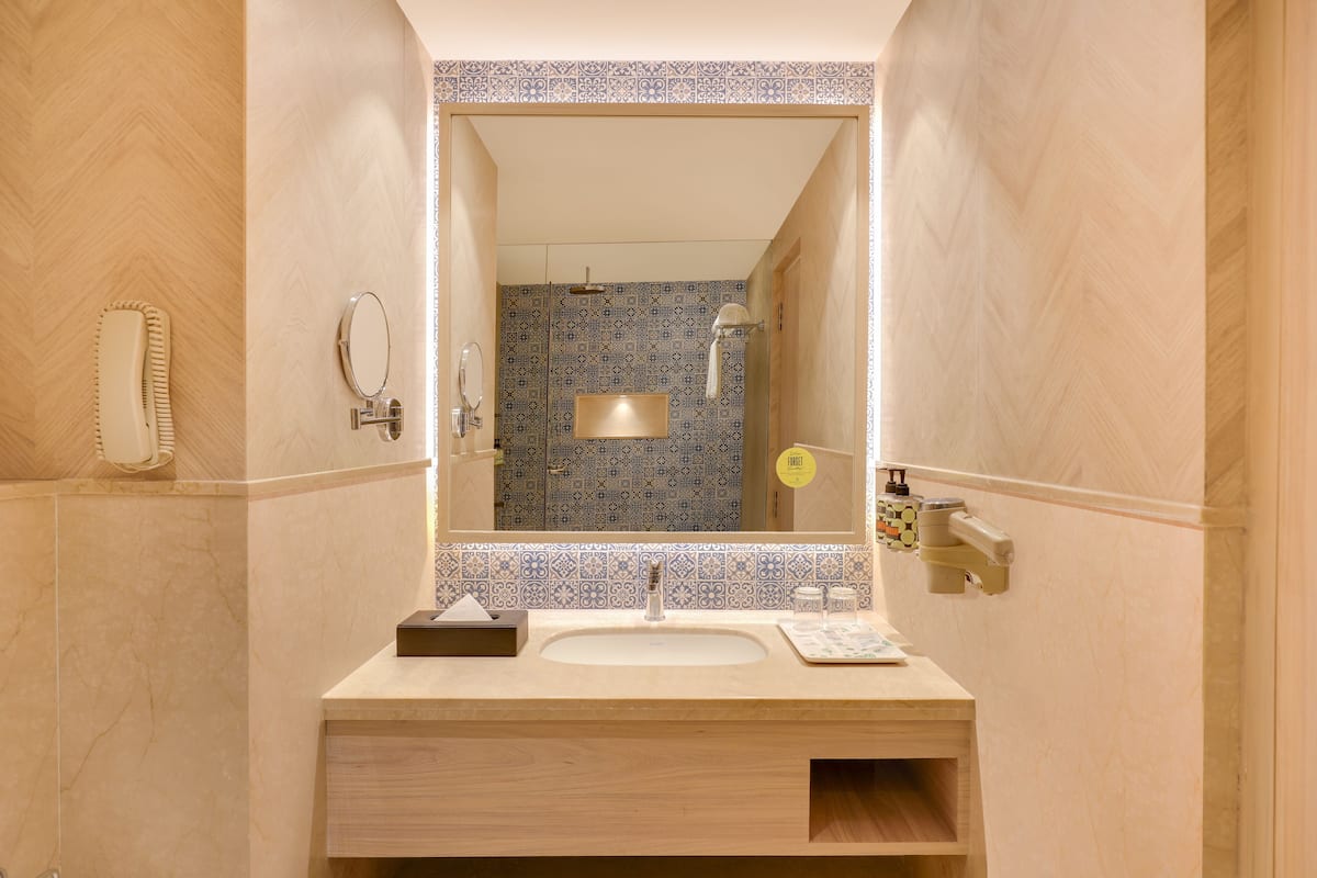 free toiletries, towels