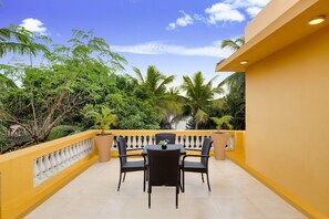 Terrace/patio - Lemon Tree Amarante Beach Resort, Goa (Candolim)