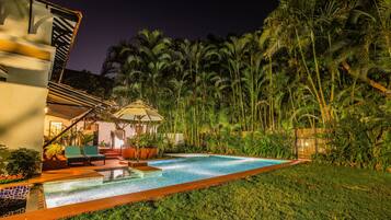Outdoor pool, pool umbrellas, sun loungers