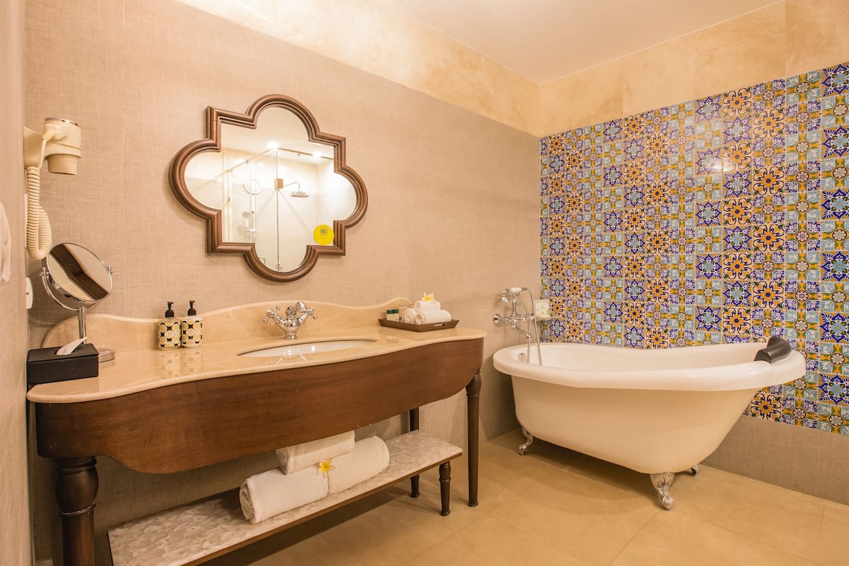 free toiletries, towels