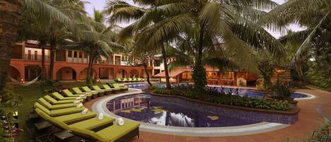 Außenpool, Sonnenschirme, Liegestühle