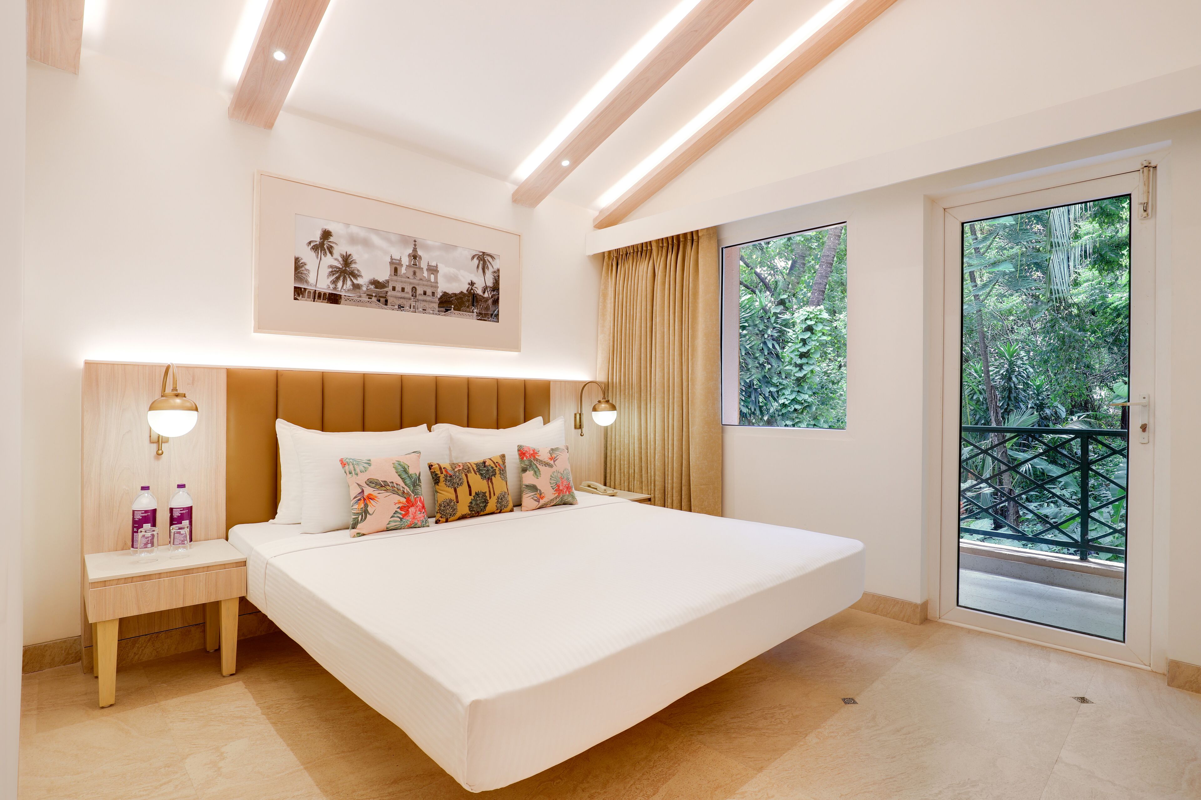 Ropa de cama de alta calidad y caja de seguridad en la habitación 