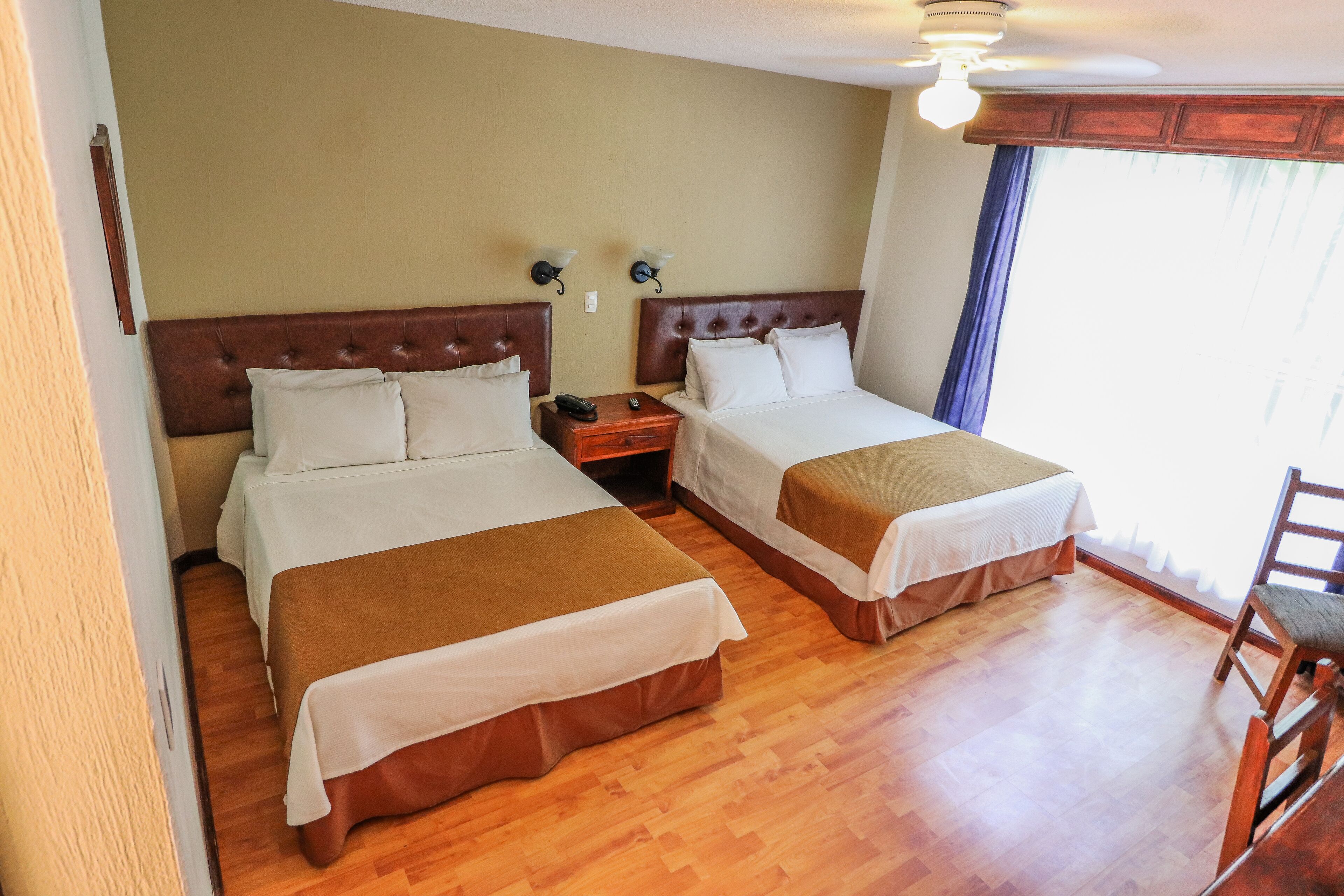 Habitación estándar, 2 camas de matrimonio | Ropa de cama hipoalergénica, edredones de plumas, caja fuerte